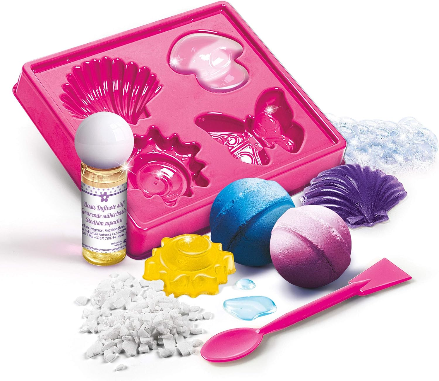 Uno stampo rosa con forme di conchiglie, farfalle, bombe da bagno, cucchiaio, bottiglia e piccoli oggetti. I colori includono rosa, blu, viola, giallo e bianco.