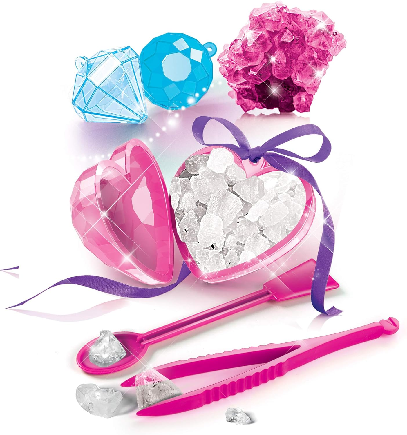 Rosa herzförmiger Behälter mit Kristallen, blaue und klare Edelsteine. Rosa Zange und Löffel mit Kristallen, lila Band.