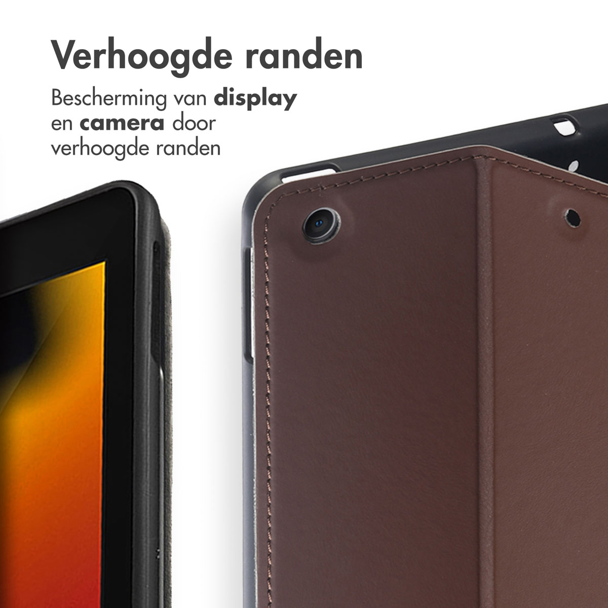 Close-up of a brown leather case with a camera lens visible. The case protects the device with raised edges. Text in Dutch.