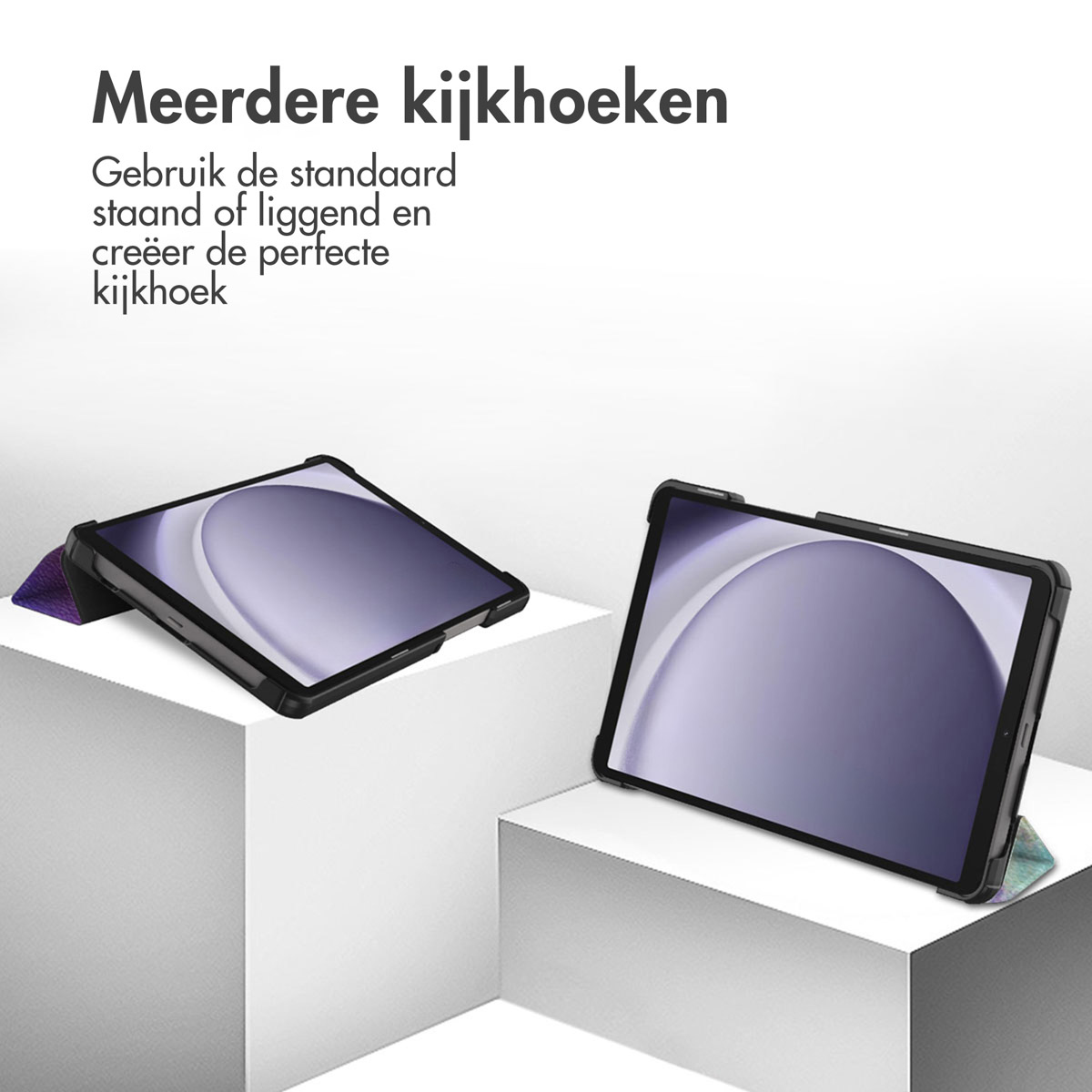 Twee tablets met zwarte hoesjes, schuin op witte platforms. Nederlandse tekst: 'Meerdere kijkhoeken'.