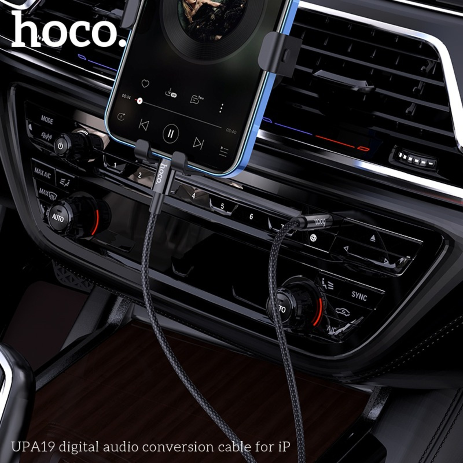 Ein Telefon ist in einem Auto montiert und spielt Musik ab. Ein Kabel verbindet es mit der Audioanlage des Autos.