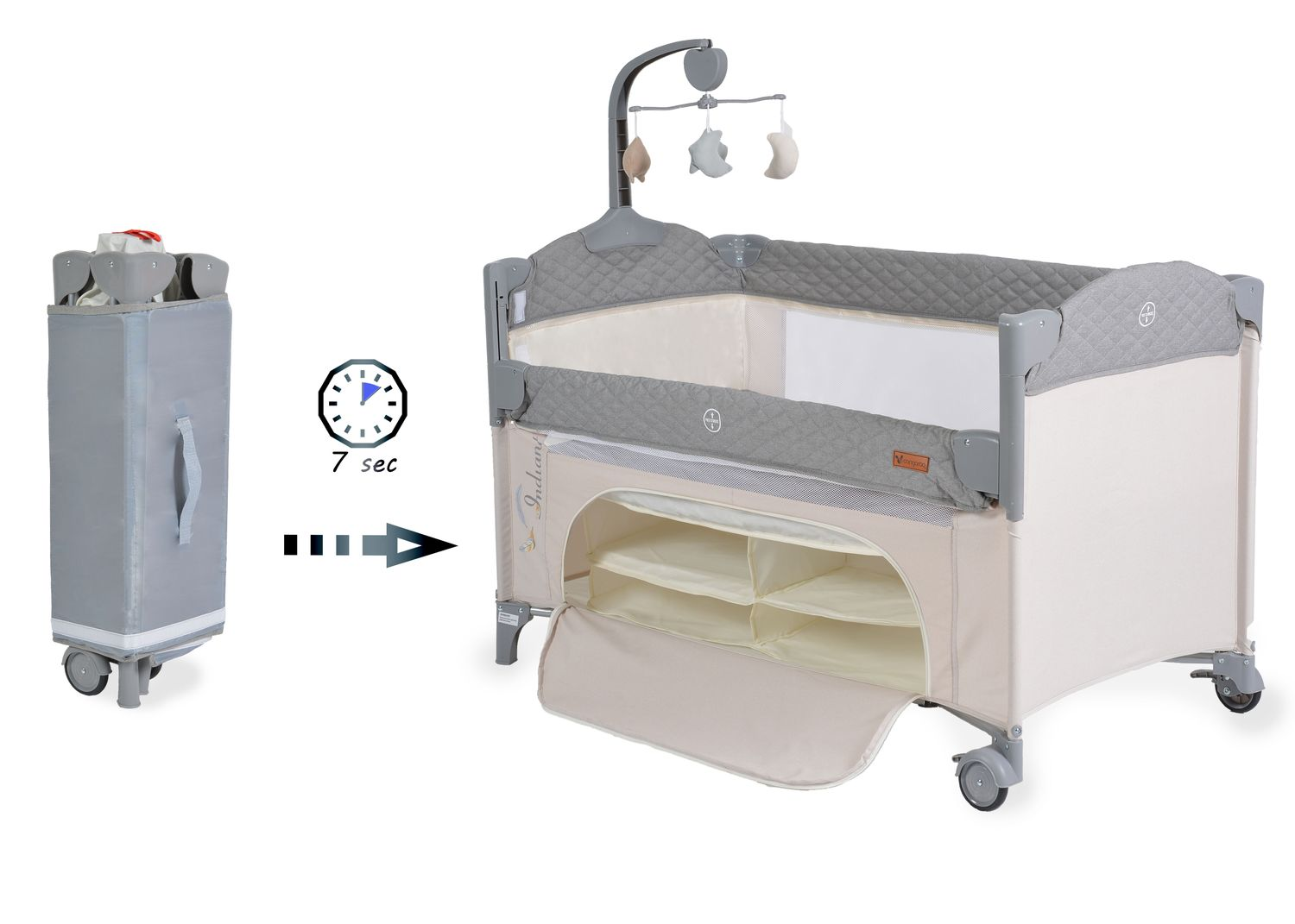 Ein Babybett mit Mobile. Das Bett ist beige und grau mit Stauraum. Ein zusammengeklapptes Bett ist links.