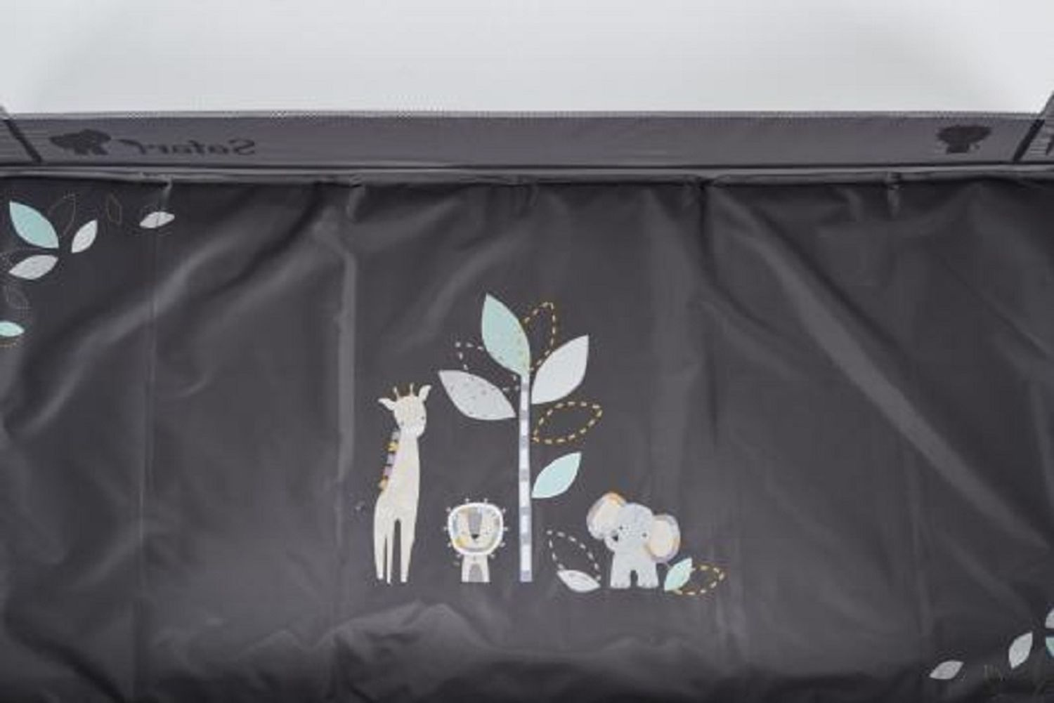 Dunkelgrauer Stoff mit Tierillustrationen, darunter eine Giraffe, ein Löwe und ein Elefant, sowie ein Baum mit Blättern.