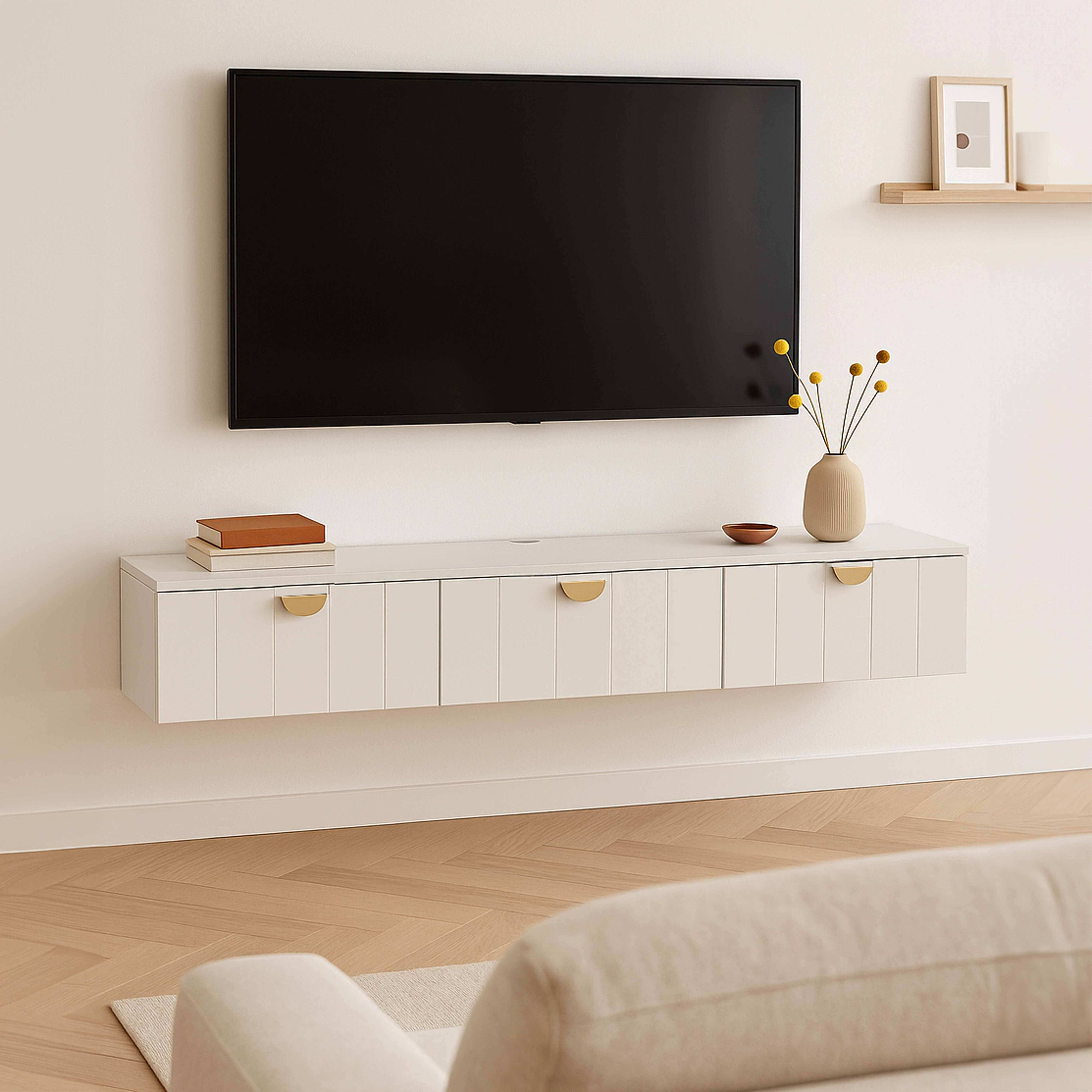Modernes Wohnzimmer mit Fernseher, Schrank, Vase mit gelben Blumen und Sofa.