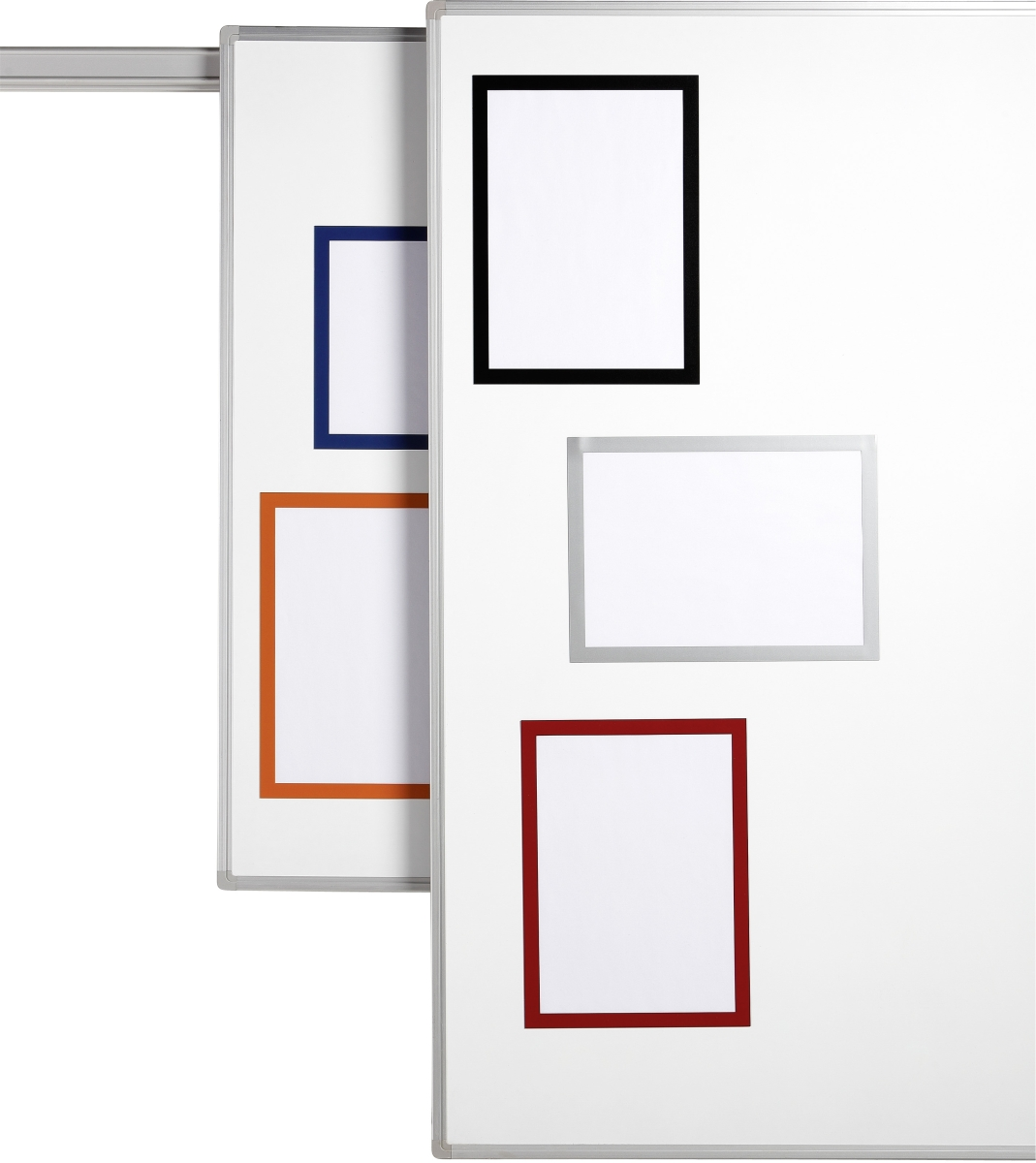 Drei weiße Tafeln mit verschiedenfarbigen Rahmen (schwarz, silber, rot, blau, orange). Sie hängen an einer silbernen Schiene vor weißem Hintergrund.