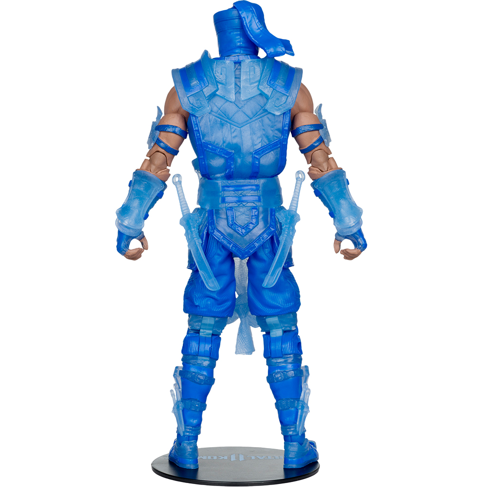 Una action figure blu di un ninja. Ha un copricapo, un'armatura e due spade sulla schiena. La figura è su una base nera.