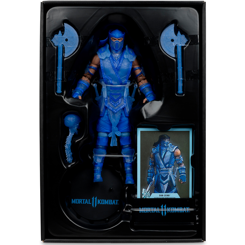 Una action figure di Sub-Zero in una scatola nera. Ha un'armatura blu, due asce, un teschio e un'immagine del personaggio. Il logo Mortal Kombat è visibile.