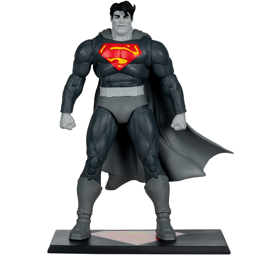 Figura di Superman in abito grigio, logo rosso e giallo sul petto, capelli neri, mantello grigio, su base nera con logo Superman.