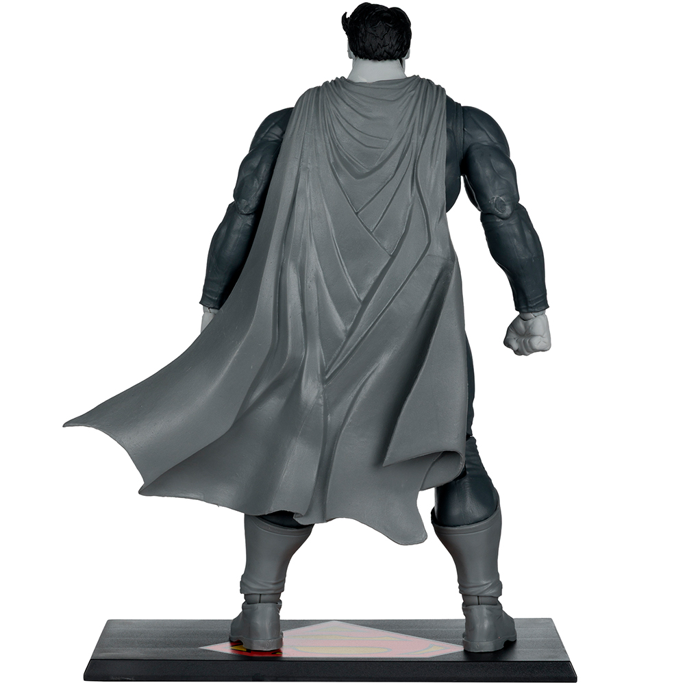 Una statuetta grigia di Superman da dietro, con mantello. È su una base nera con il logo di Superman.