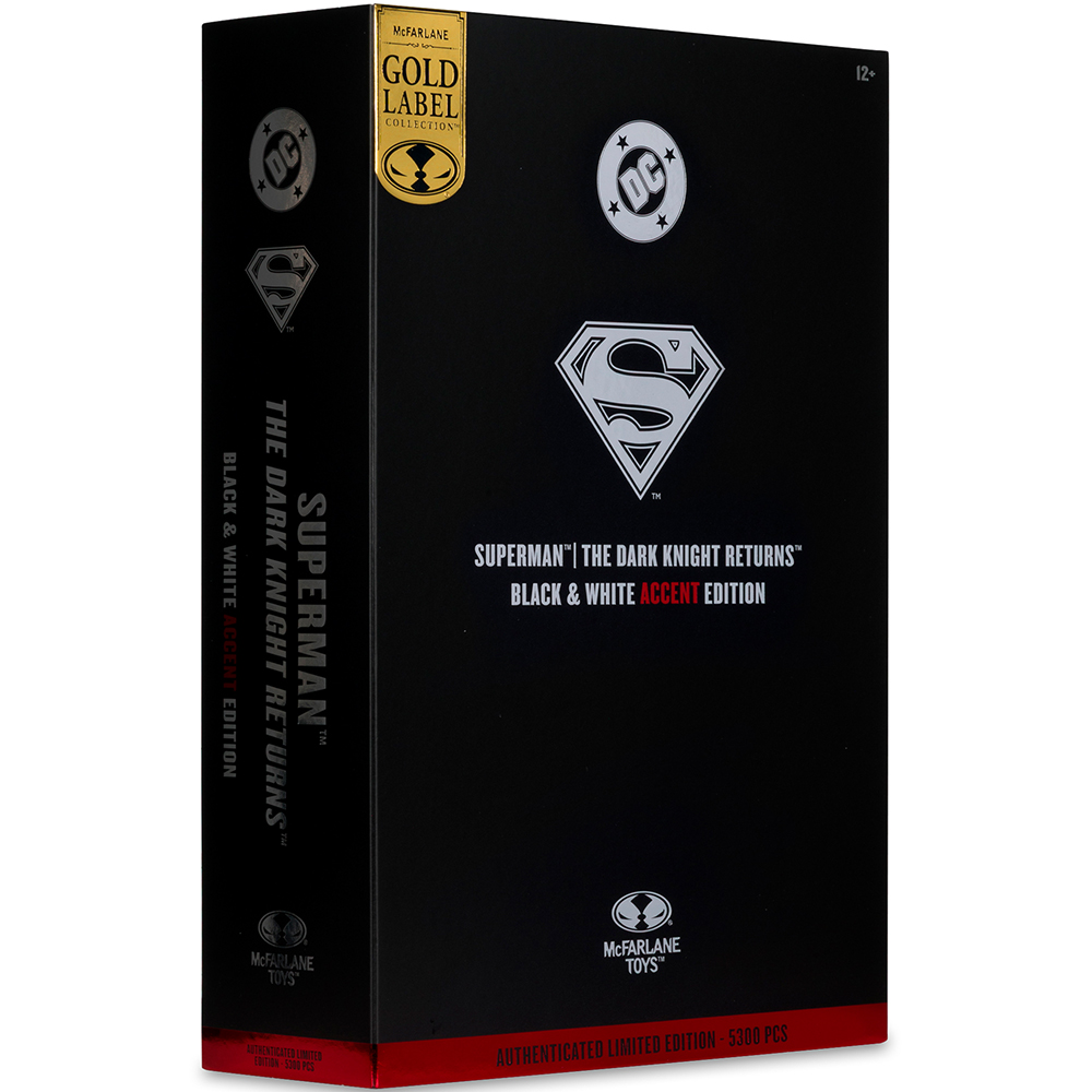 Scatola nera con logo di Superman. Testo: "Superman The Dark Knight Returns Black & White Accent Edition". Etichetta dorata, logo DC.