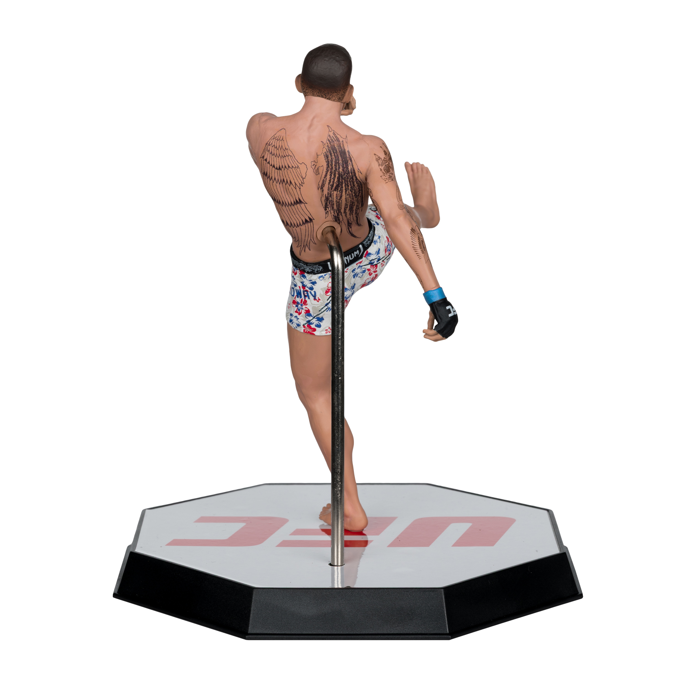 Figur eines Mannes mit Rückentattoos, der tritt. Sie steht auf einer UFC-Logo-Basis.
