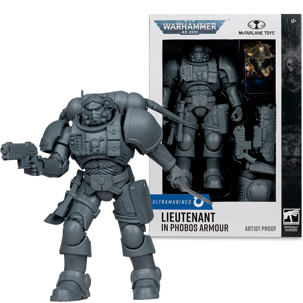 Una action figure grigia di un Tenente in Armatura Phobos di Warhammer 40.000. Tiene in mano una pistola e un coltello, con una scatola sullo sfondo.