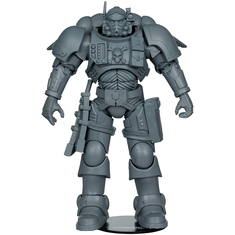 Una action figure grigia di un marine spaziale, con un'emblema a teschio sul petto. Si trova su una base nera su sfondo bianco.