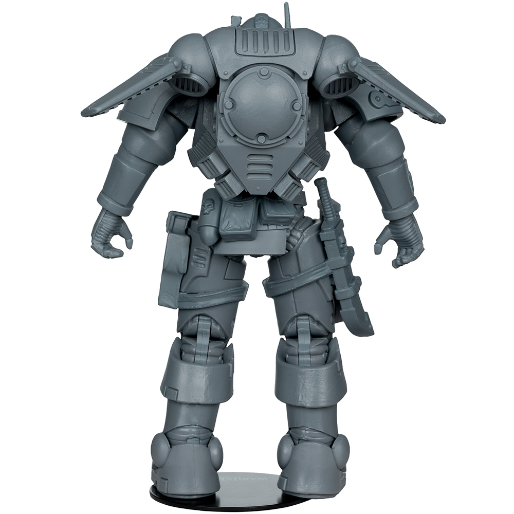 Un'action figure grigia di un guerriero futuristico. Ha un'armatura, ali e un'arma legata alla gamba. È su una base nera.