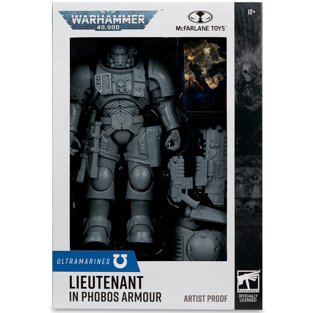 Un'action figure grigia di Warhammer 40.000 Lieutenant in Phobos Armour in una scatola. La scatola ha dei loghi e la figura è visibile.