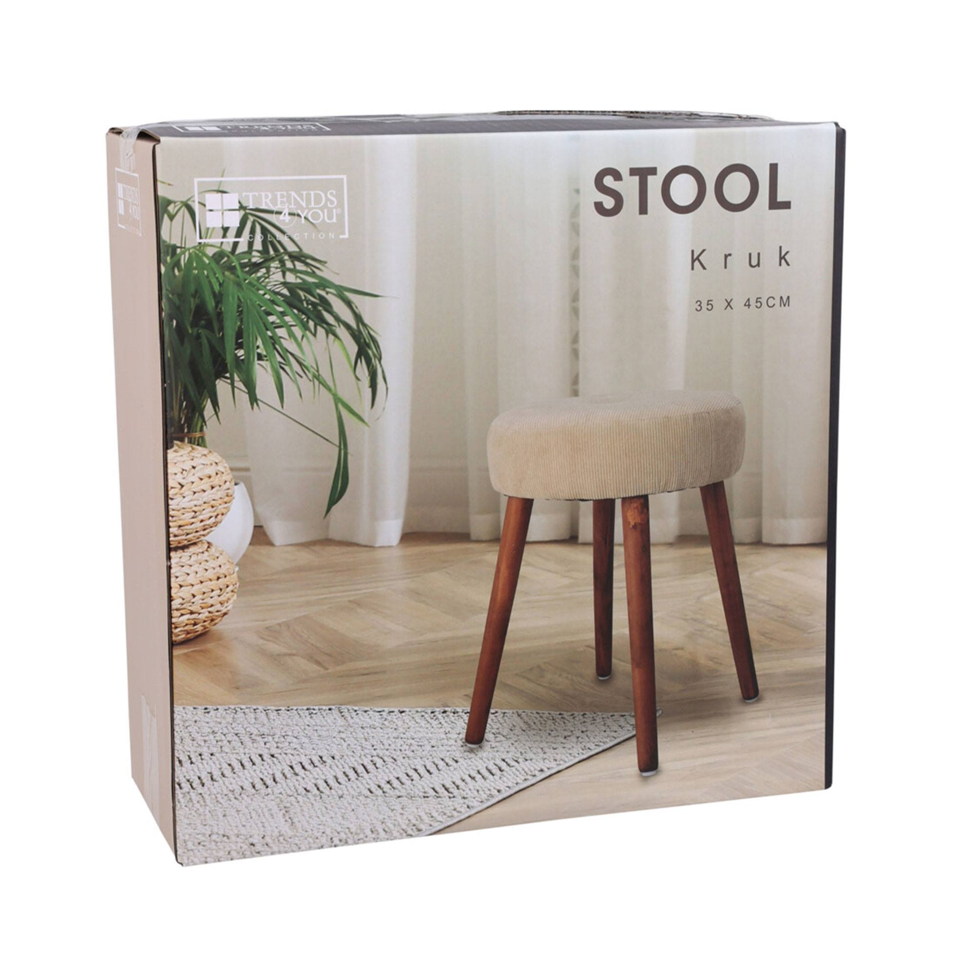Caja de cartón con la imagen de un taburete. El taburete tiene patas de madera y asiento beige, en una alfombra, en una habitación.