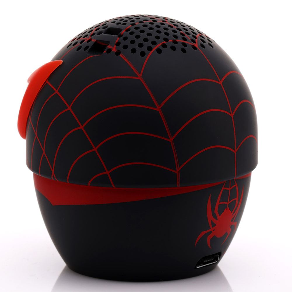 Ein schwarz-roter Spider-Man-Lautsprecher. Es hat ein Spinnennetzdesign, ein rotes Spinnenlogo und rote Akzente. Es steht auf einer weißen Oberfläche.