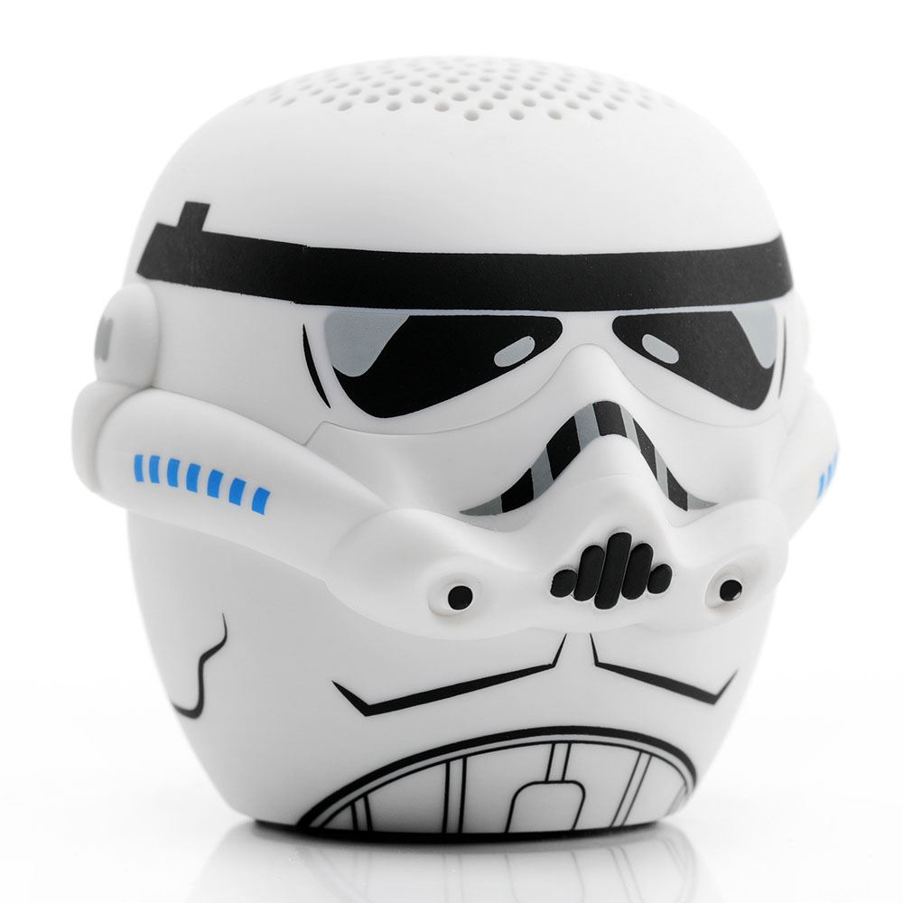 Un altoparlante bianco a forma di elmetto da Stormtrooper. Ha dettagli neri, tra cui occhi, bocca e una fascia nera intorno alla testa.