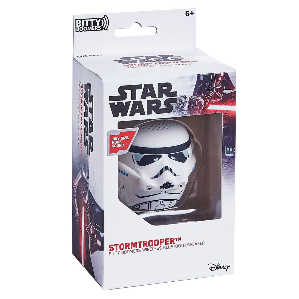 Un altoparlante Stormtrooper di Star Wars nella sua scatola. La scatola è bianca con loghi di Star Wars e una finestra trasparente che mostra l'altoparlante.