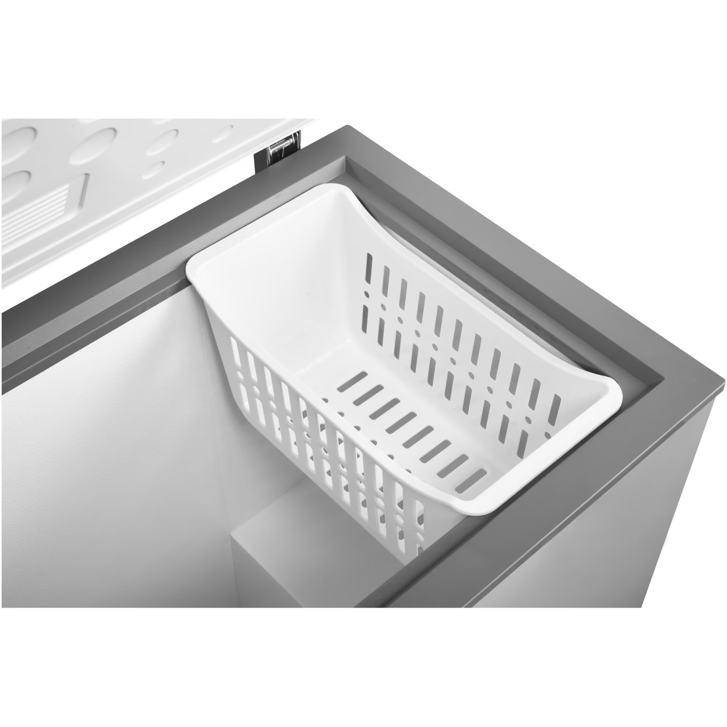 Un panier blanc à l'intérieur d'un réfrigérateur gris et blanc. Le panier a de nombreuses fentes verticales. Le couvercle est ouvert.