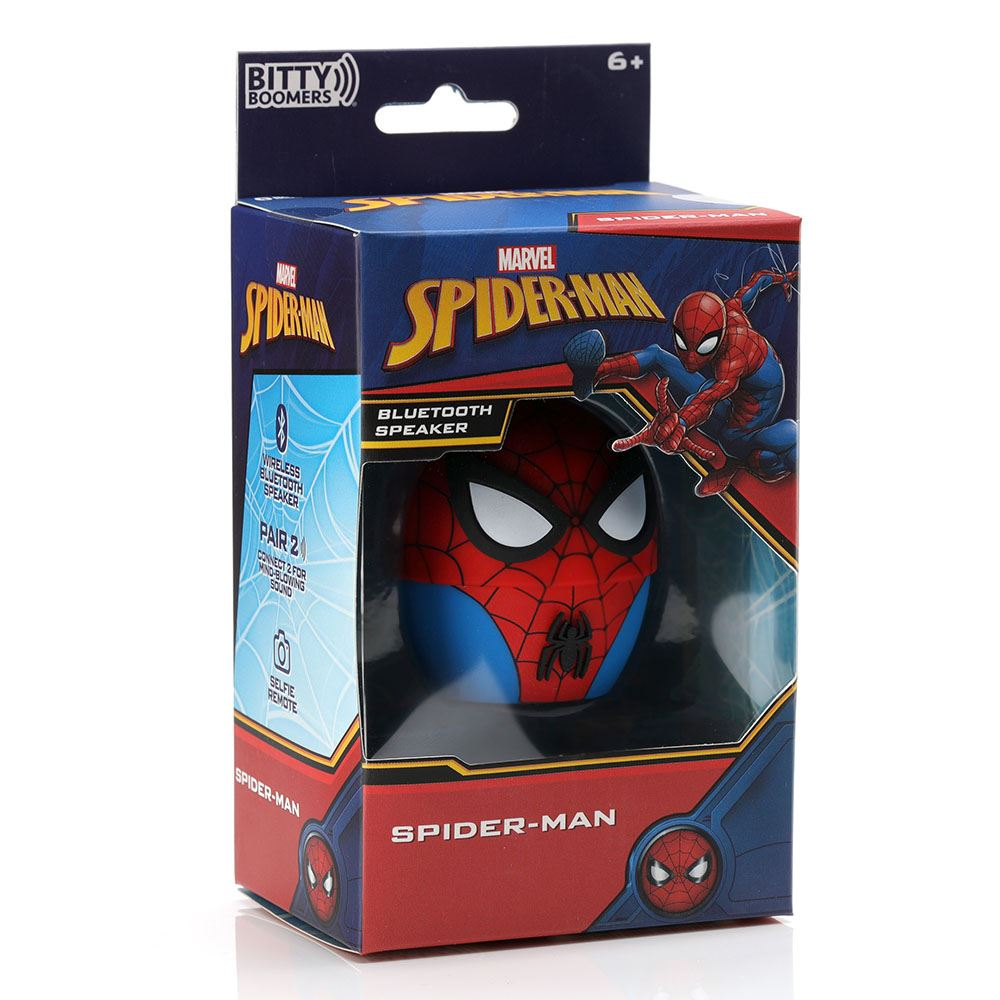 Un altoparlante Bluetooth di Spider-Man nella sua scatola. La scatola è blu e rossa con grafica di Spider-Man. L'altoparlante è rosso, blu e nero.