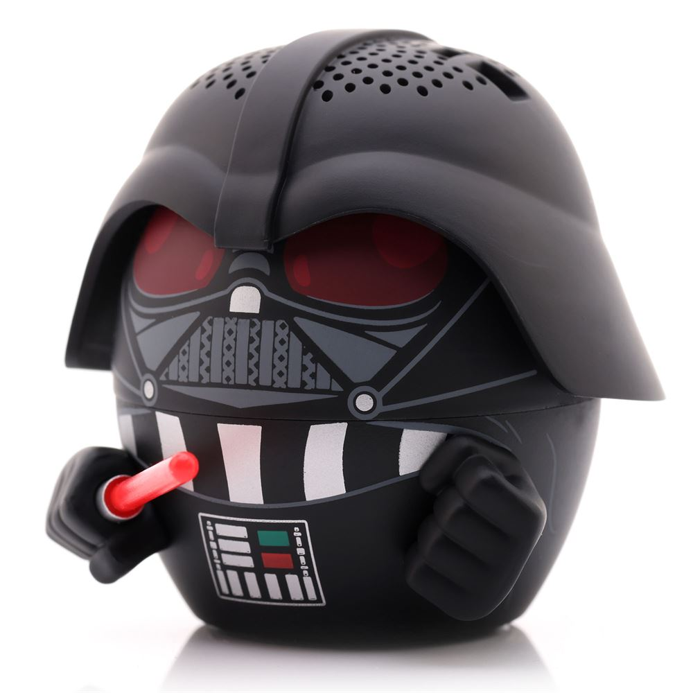 Ein Darth-Vader-Lautsprecher. Er hat einen schwarzen Helm, rote Augen und ein rotes Lichtschwert in der linken Hand. Der Hintergrund ist weiß.