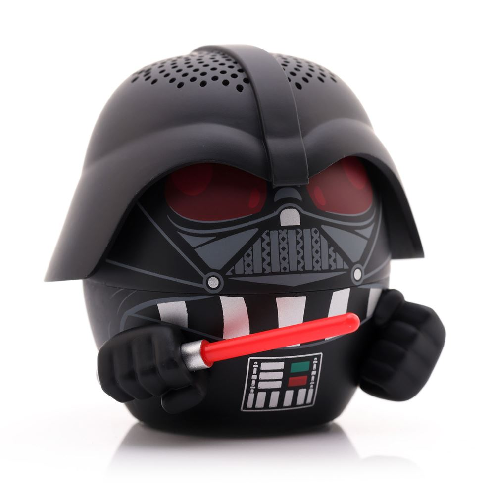 Eine Darth-Vader-Figur mit einem roten Lichtschwert. Die Figur ist schwarz und hat einen Helm. Sie hält das Lichtschwert in der rechten Hand.