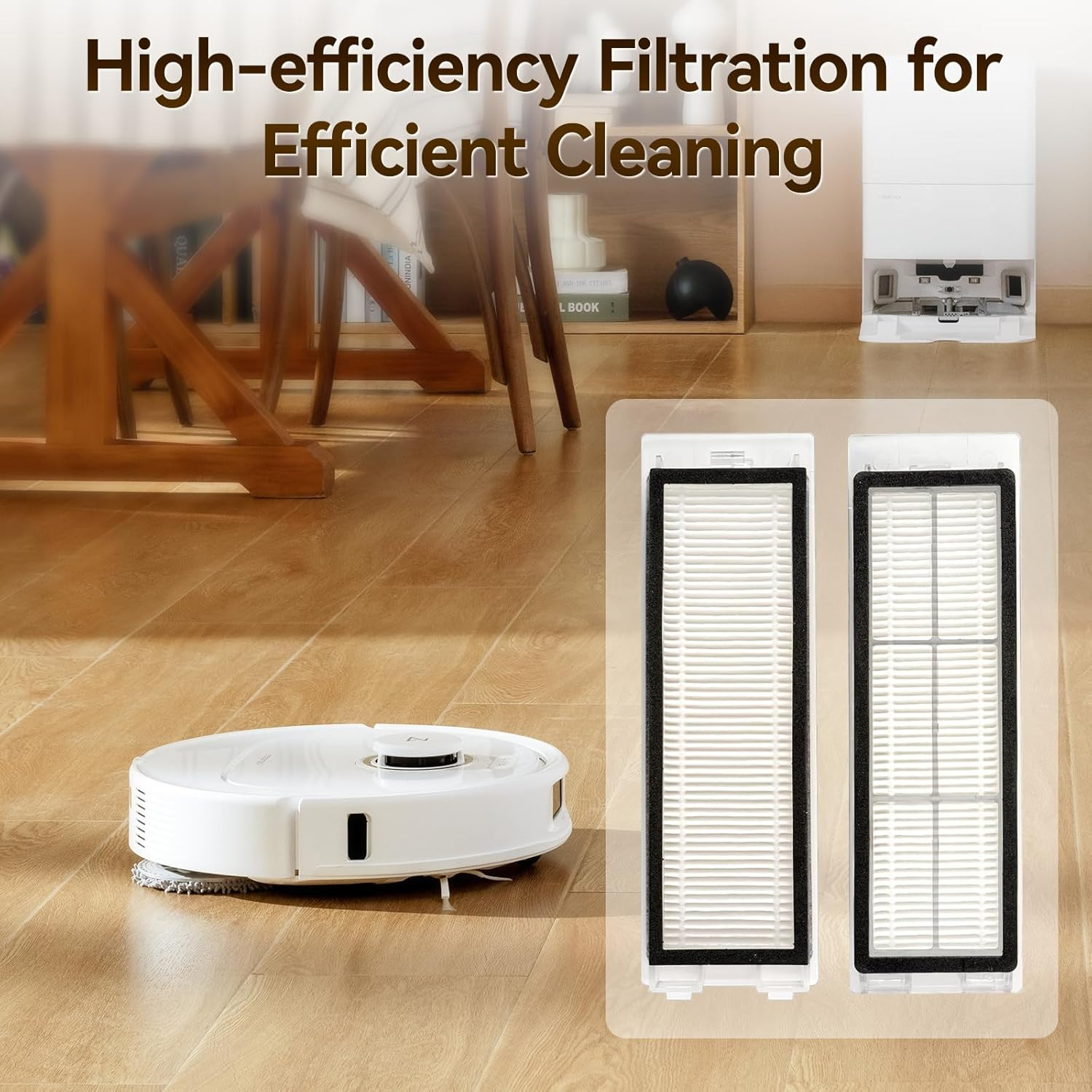 Een witte robotstofzuiger, filters, houten tafel en vloer. De filters zitten in een doorzichtige plastic hoes. De stofzuiger staat op de vloer.