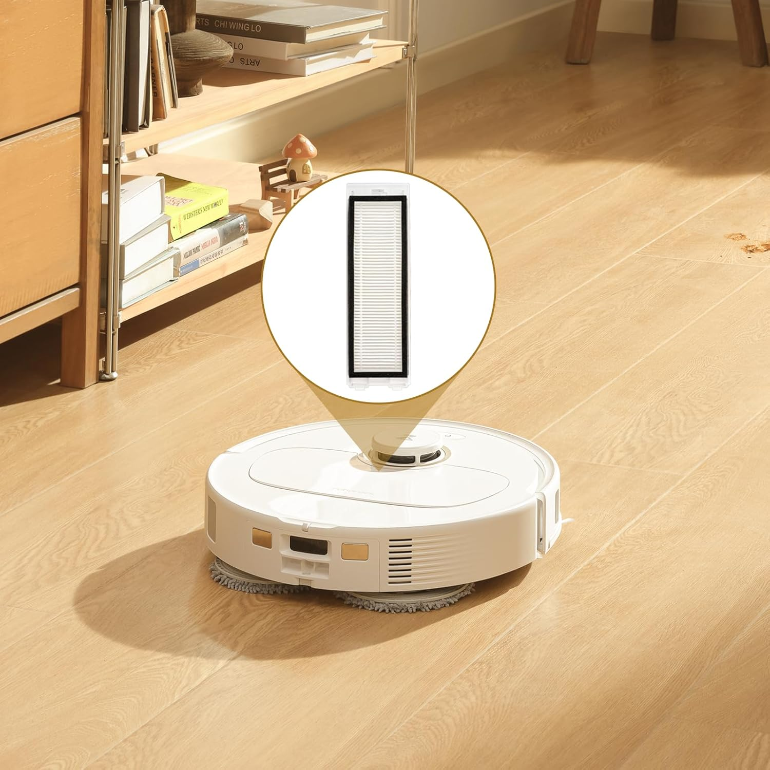 Een witte robotstofzuiger op houten vloer. Een cirkel toont het filter. Boekenrek met boeken staat links.