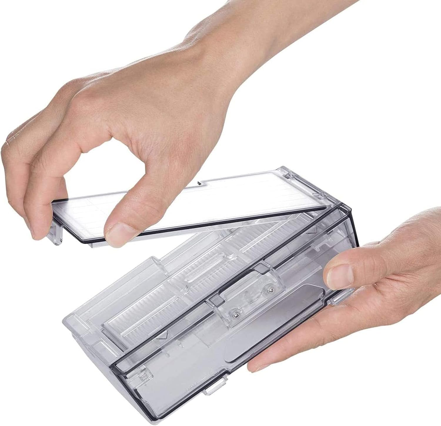 Handen openen een transparante plastic container met een zwart frame. Het deksel wordt opgetild.