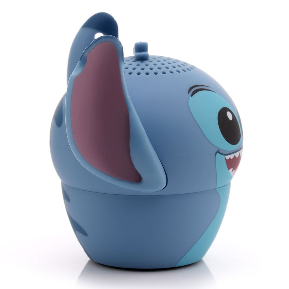 Un altoparlante blu a forma di Stitch. Ha grandi orecchie, una faccia sorridente e una maniglia in alto. Lo sfondo è bianco.