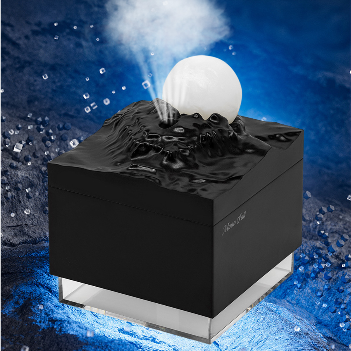 Eine schwarze Box mit strukturierter Oberseite, einer weißen Kugel und einem Dampfeffekt. Der Hintergrund ist blau mit Diamantformen.