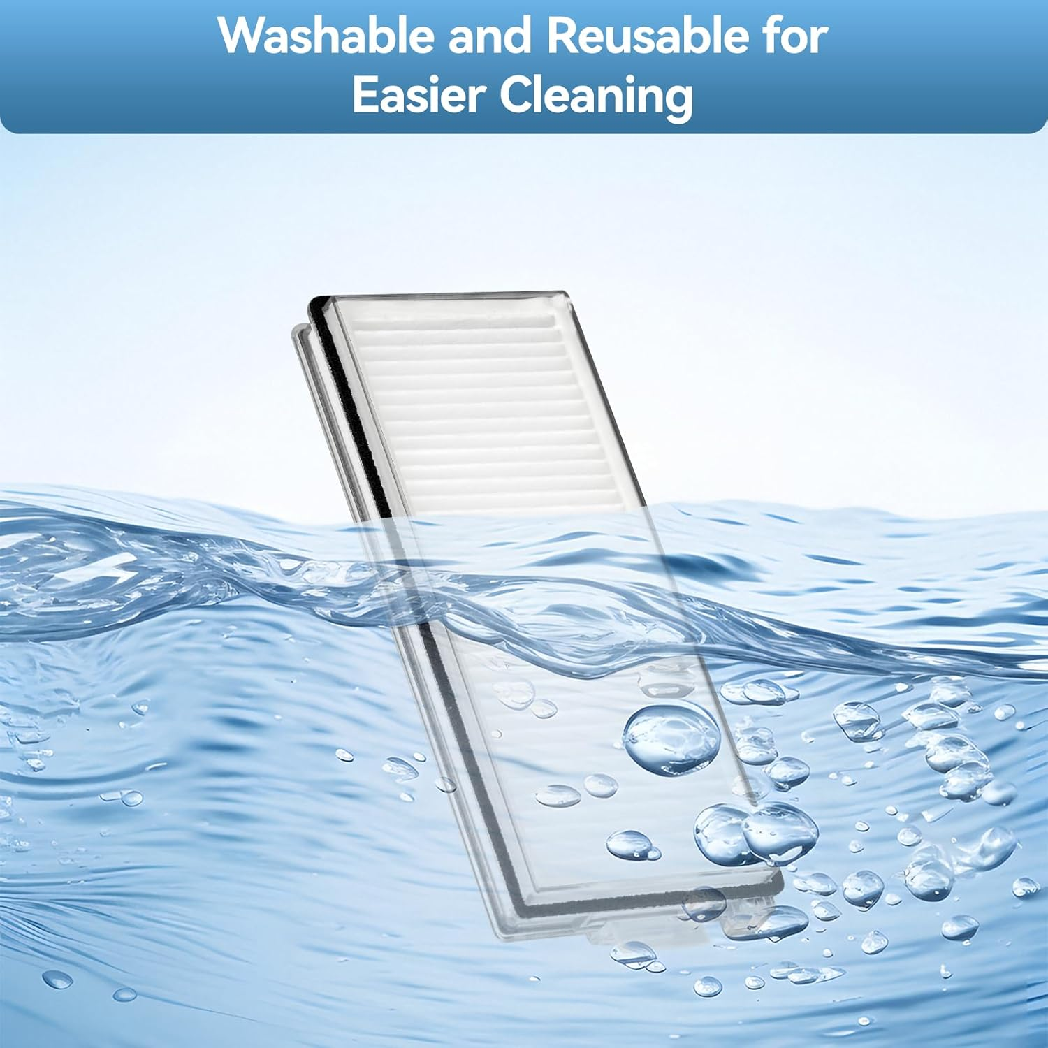 Een filter ondergedompeld in water, met bellen. Het filter is wit, rechthoekig en heeft een helder frame. Het water is blauw.