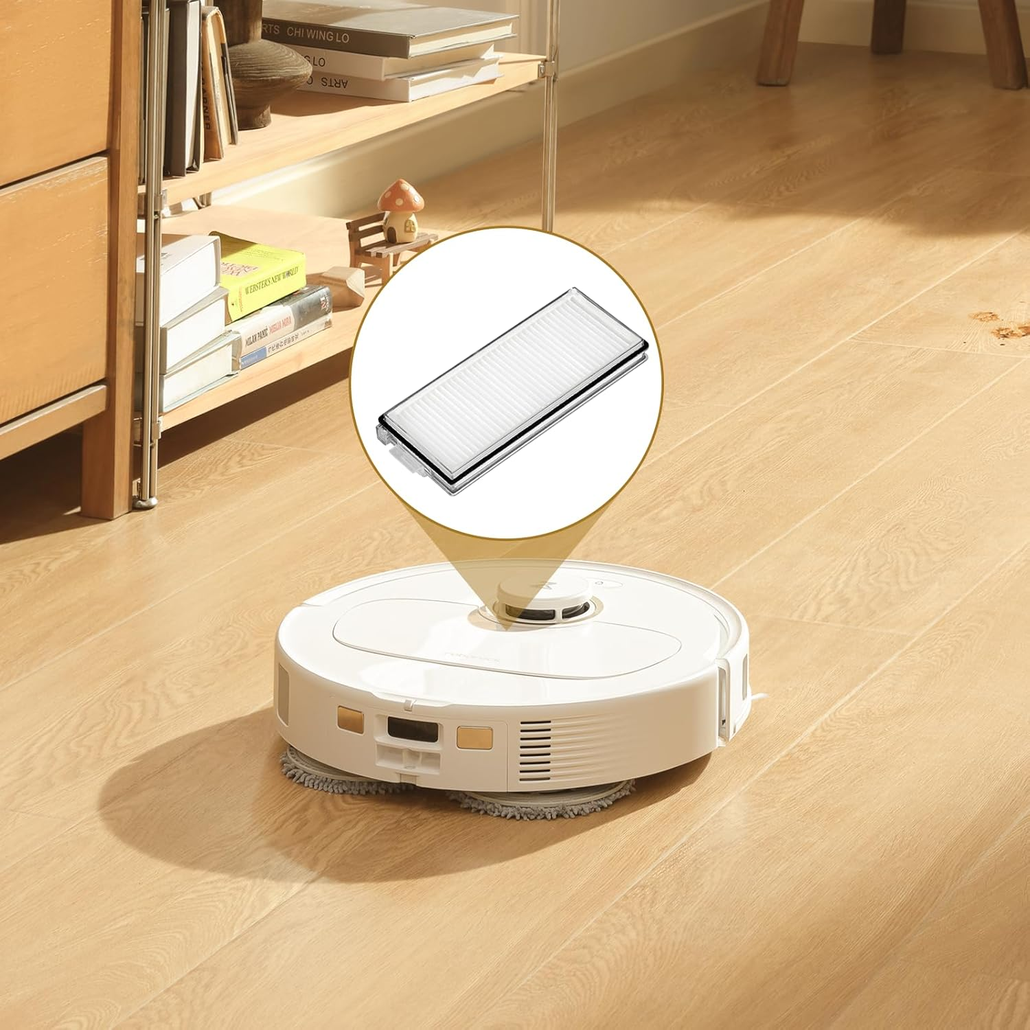 Een witte robotstofzuiger op een houten vloer. Een filter wordt uitgelicht. Boeken en een plank op de achtergrond.