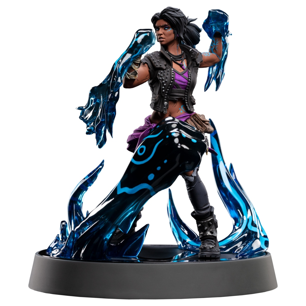 Eine Figur einer Frau in einer schwarzen Jacke und einem lila Outfit, umgeben von blauen Energieeffekten. Sie steht auf einem schwarzen Sockel.