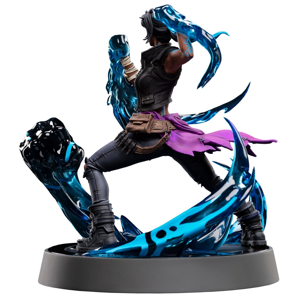 Figur einer Frau in Actionpose, umgeben von blauer Energie. Sie trägt Schwarz und Lila, mit einer Tasche. Detailliert und dynamisch.