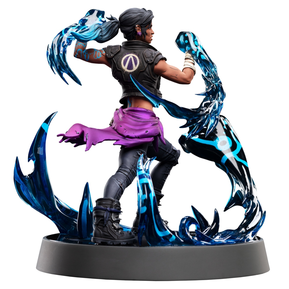 Eine Figur einer Frau in einer schwarzen Jacke und einem lila Rock, umgeben von blauer Energie. Sie steht auf einer kreisförmigen Plattform.