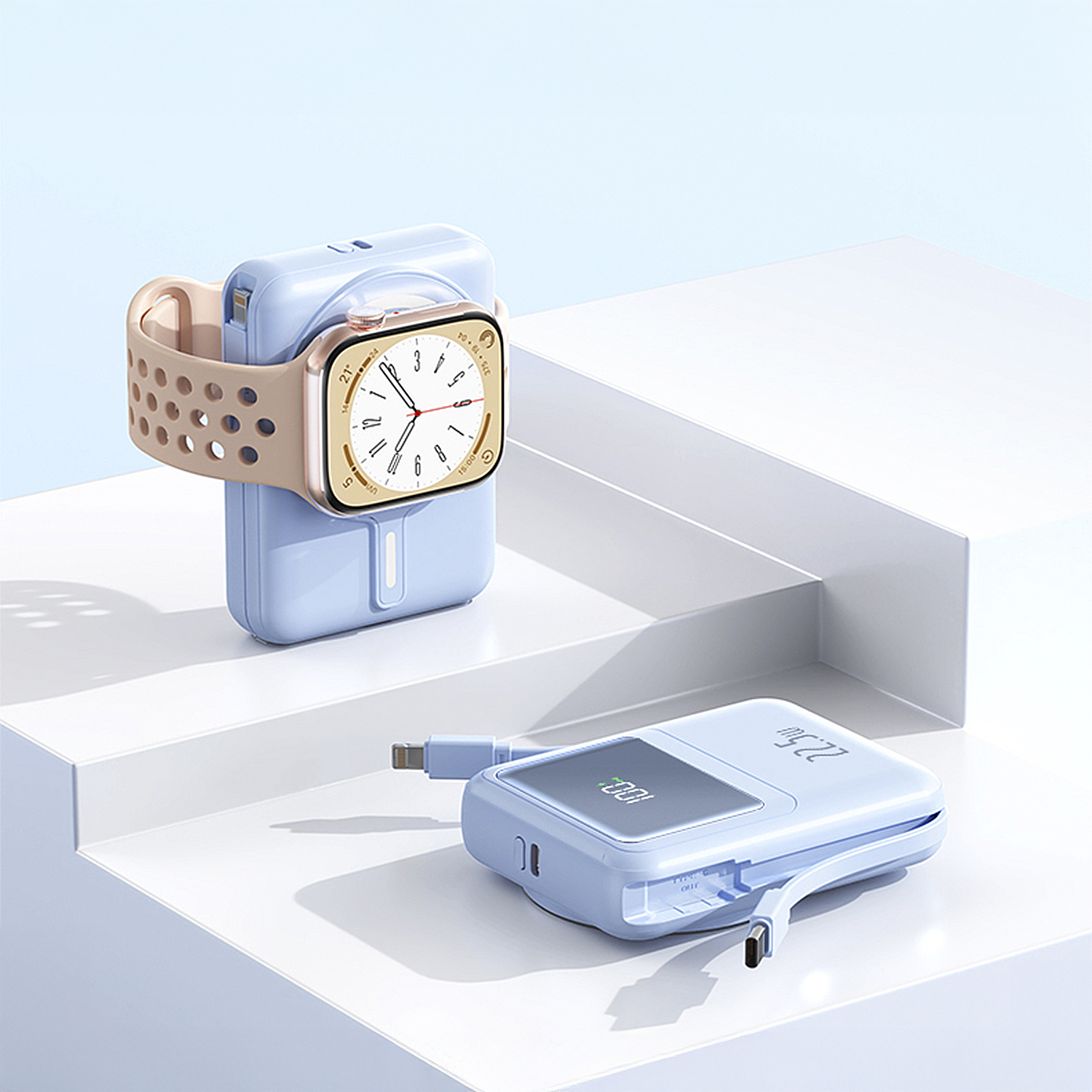 Un caricabatterie portatile azzurro chiaro con un Apple Watch sopra e un altro caricabatterie accanto, con sfondo bianco.