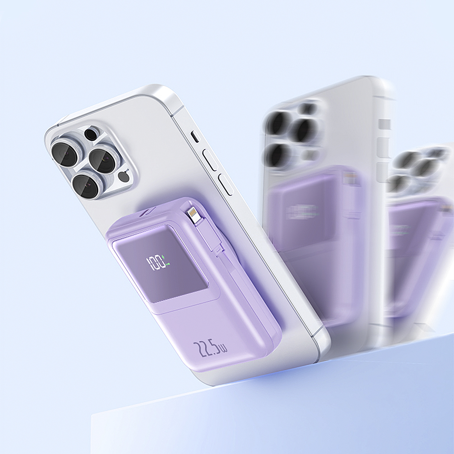 Un telefono bianco con un power bank viola attaccato è mostrato angolato, con un telefono sfocato sullo sfondo. Il power bank mostra il 100%.