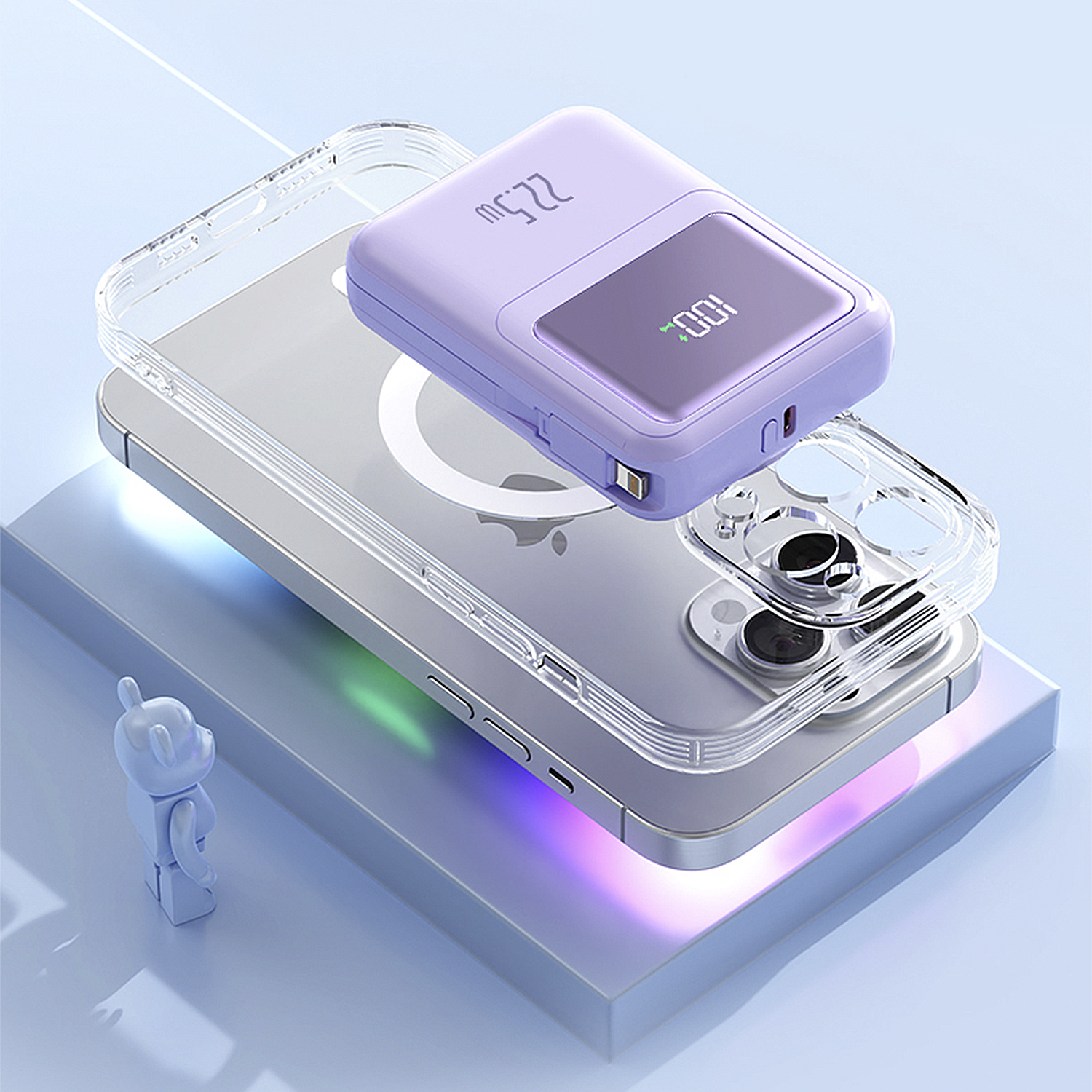 Un telefono con custodia trasparente e un power bank viola su un piedistallo. Un piccolo orsetto giocattolo è vicino. Il power bank mostra 100%.