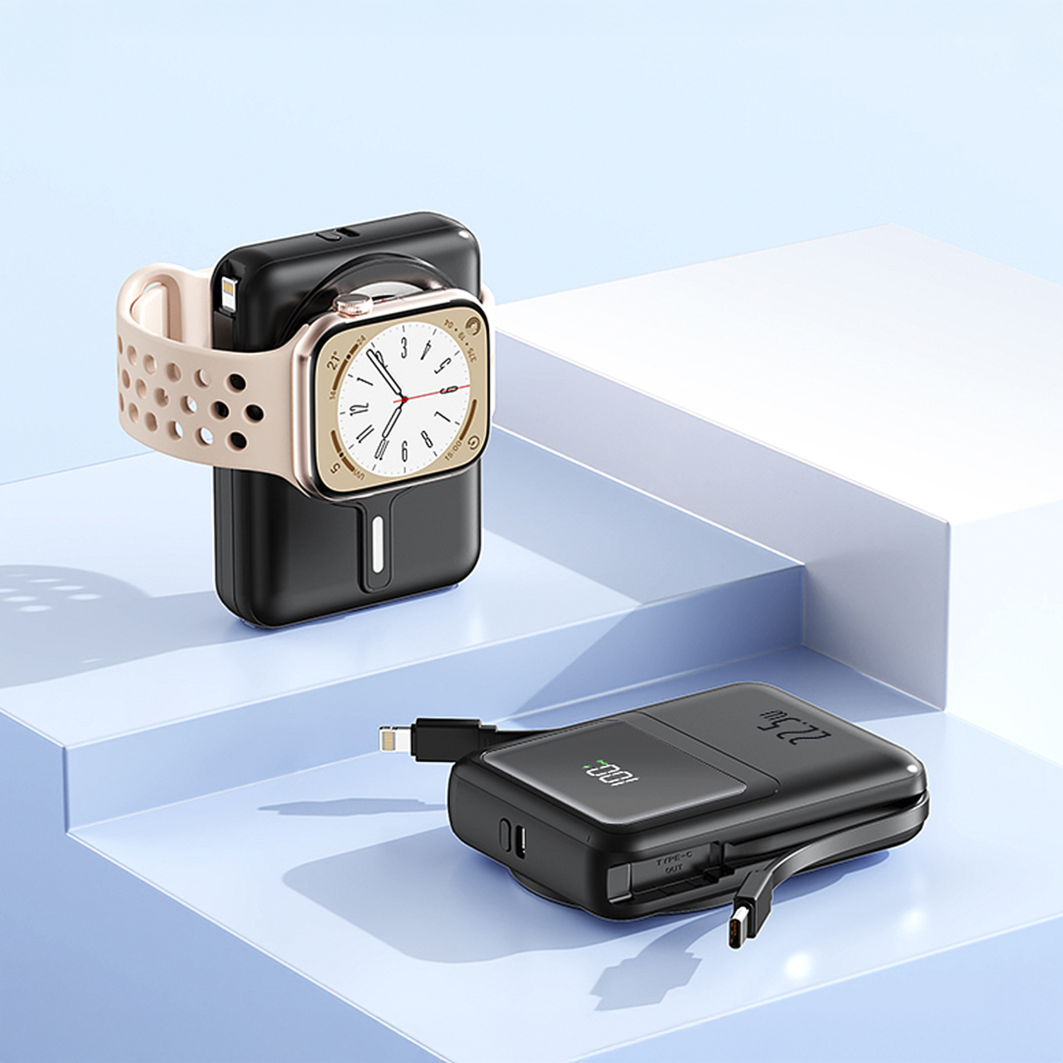Un power bank nero con un orologio collegato e un altro power bank separato con cavo. Entrambi sono su piattaforme blu e bianche.
