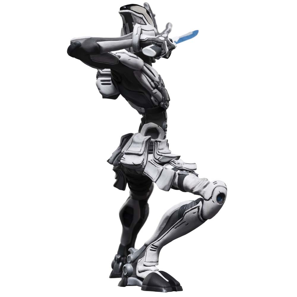 Eine weiß-graue Roboterfigur mit erhobenem Arm, der eine blaue Klinge hält. Sie befindet sich in einer dynamischen Pose vor weißem Hintergrund.