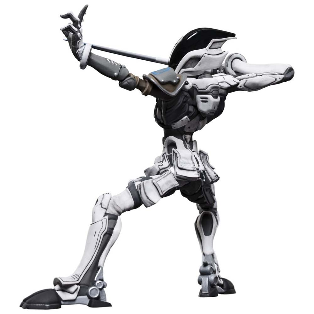 Eine weiße und graue Roboterfigur in Aktionspose, mit schwarzem Helm und erhobenem Arm, der eine Stange hält. Der Hintergrund ist weiß.