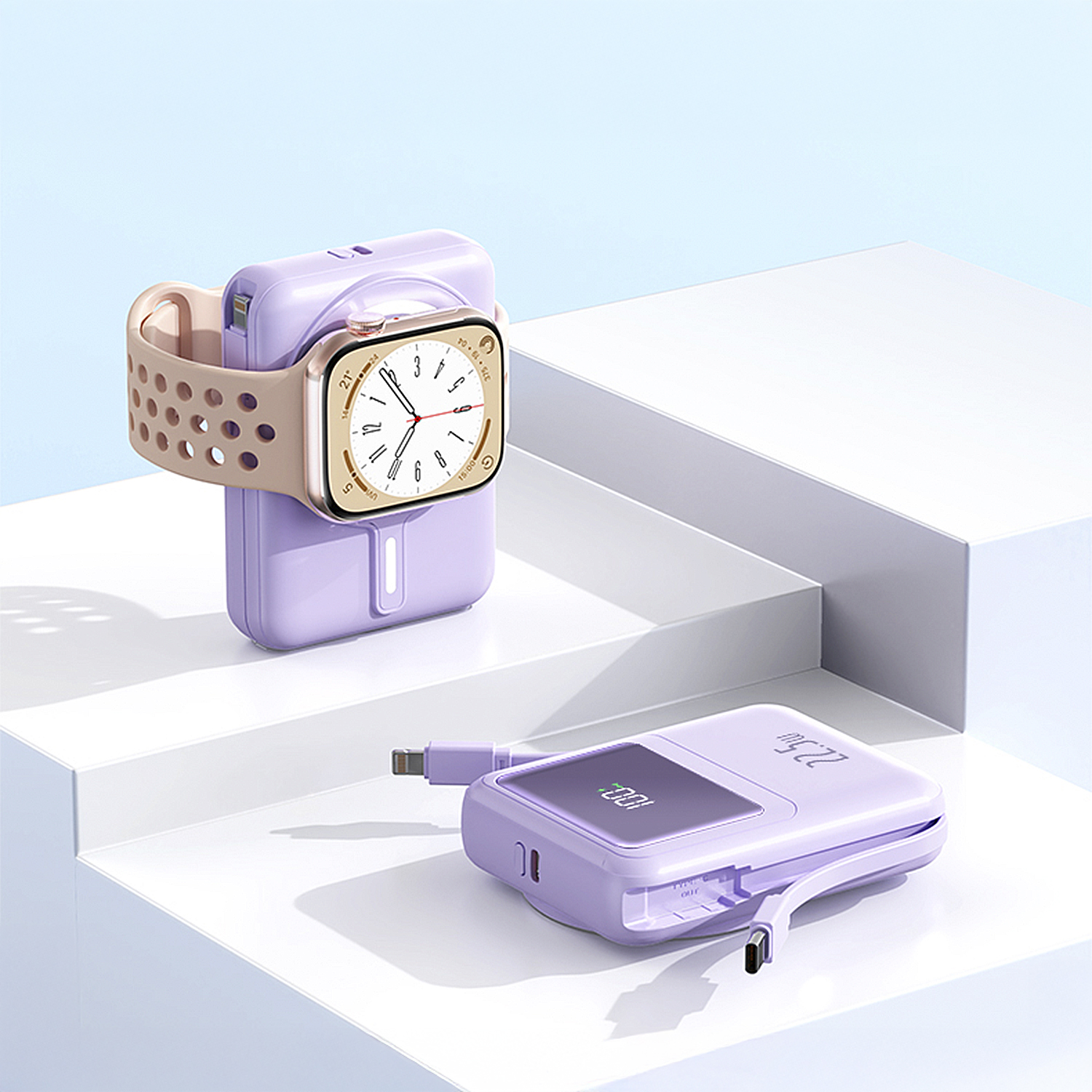 Un power bank viola con un Apple Watch attaccato. Un altro power bank è sotto. Entrambi sono su una superficie bianca con sfondo blu.