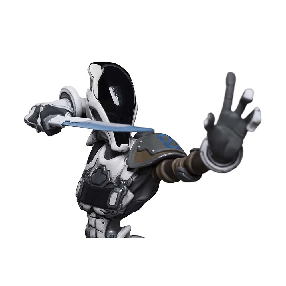 Eine futuristische Figur in weißer Rüstung mit schwarzem Helm und blauer Klinge. Die Figur hält die Klinge und hat eine Hand erhoben.