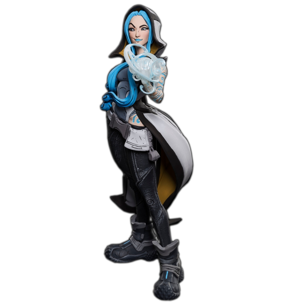 Eine weibliche Figurenfigur mit blauen Haaren, die ein schwarz-weißes Outfit trägt, einen blauen Energieball hält und den Betrachter ansieht.