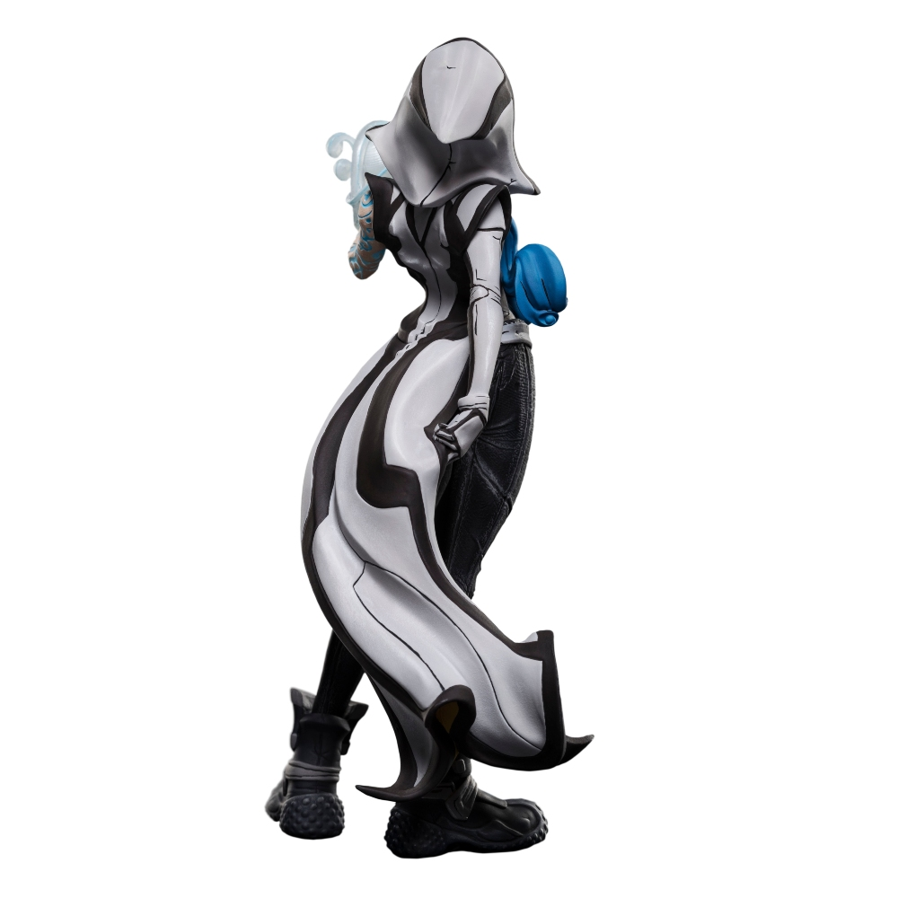 Eine Figur in einem weiß-schwarz gestreiften Kostüm mit Kapuze, stehend mit einer blauen Kugel und einem hellblauen Energieeffekt.
