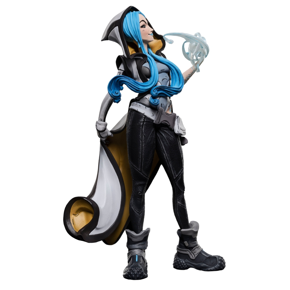 Eine Figur einer Frau mit blauen Haaren, die eine Kapuzenjacke und schwarze Hosen trägt. Sie hält einen blauen Energieeffekt in der Hand.