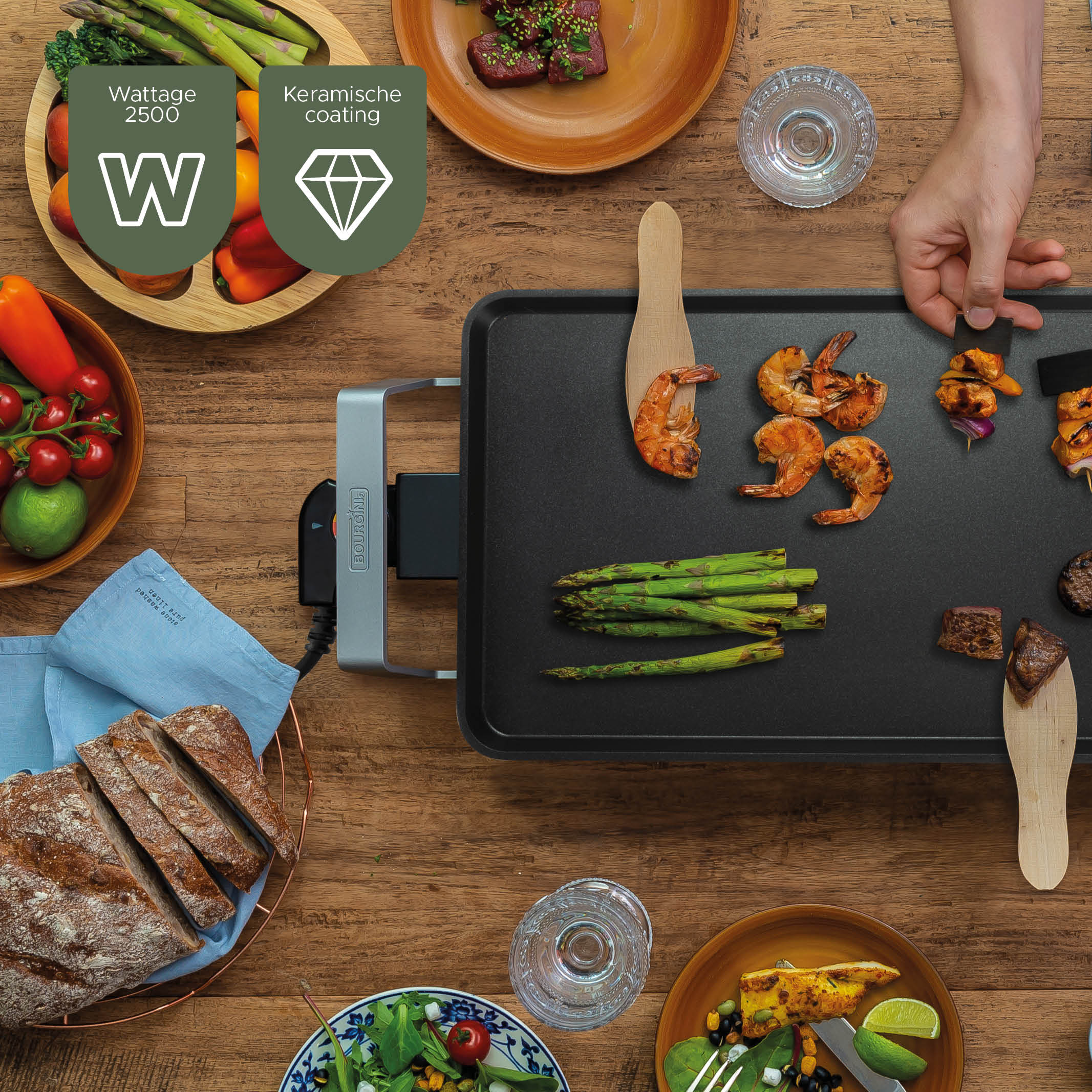Eine Tischszene mit Grill, Essen und Utensilien. Enthält Garnelen, Spargel, Brot, Gemüse und Holzplatten.