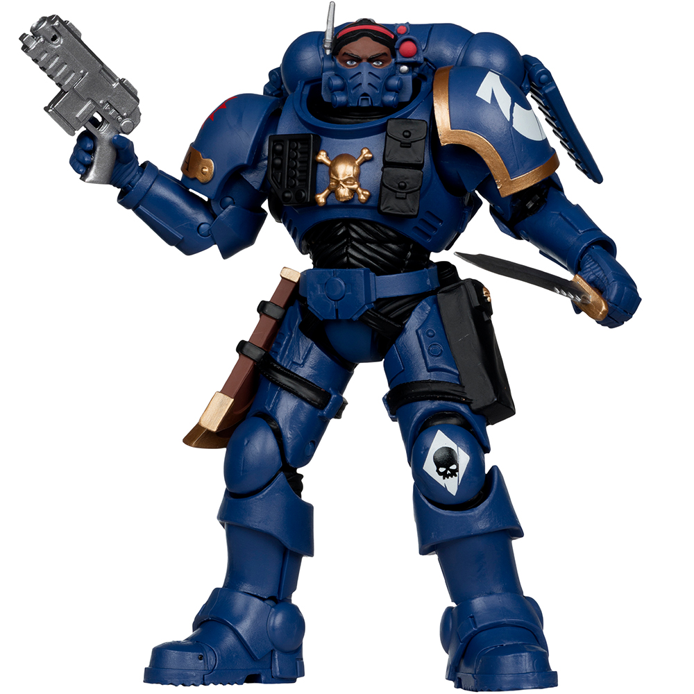 Eine blaue Space Marine-Actionfigur mit einer Pistole und einem Messer. Sie hat ein goldenes Totenkopfemblem und einen Totenkopf am Knie.